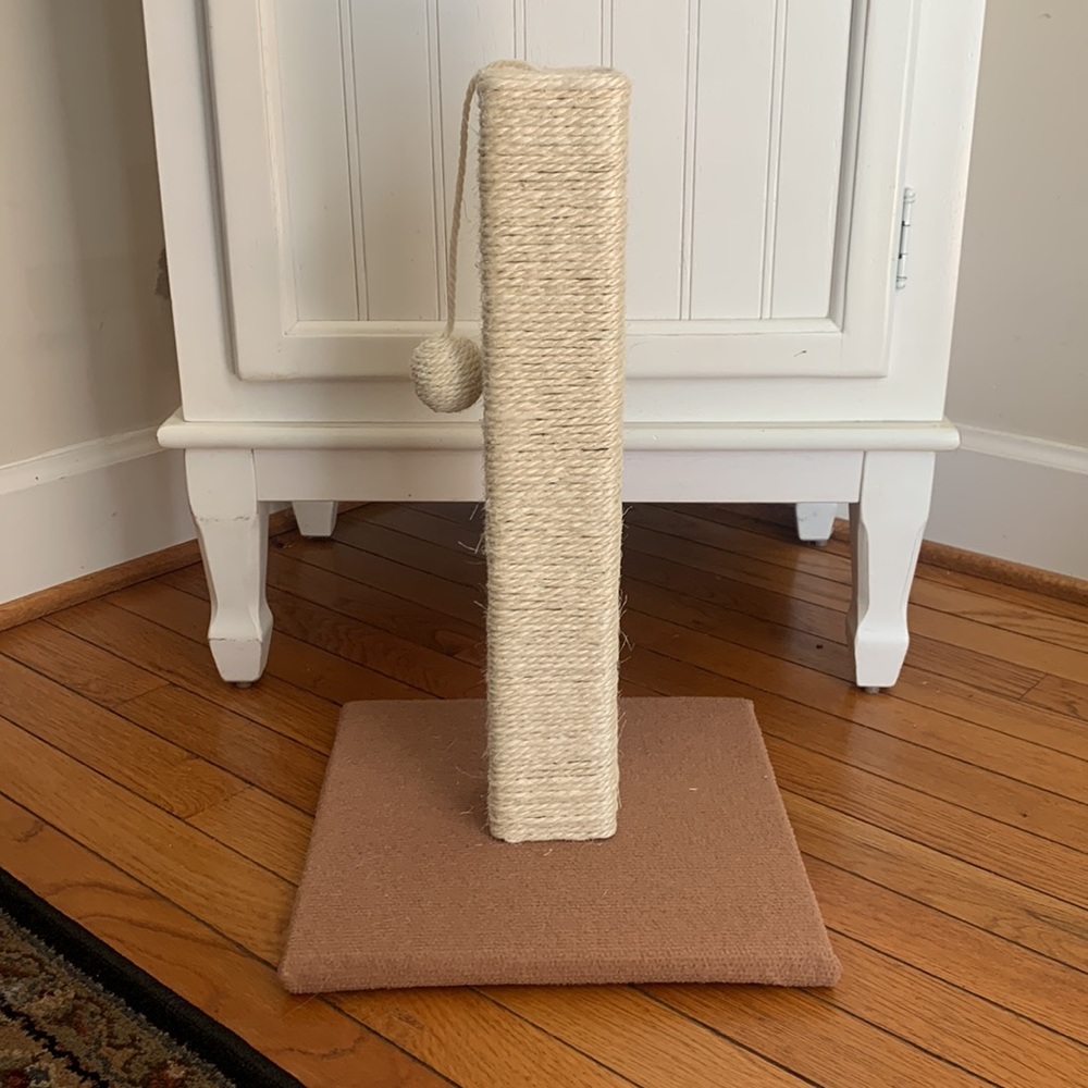 Scratching Post “Edgar” - Picture 2 of 4